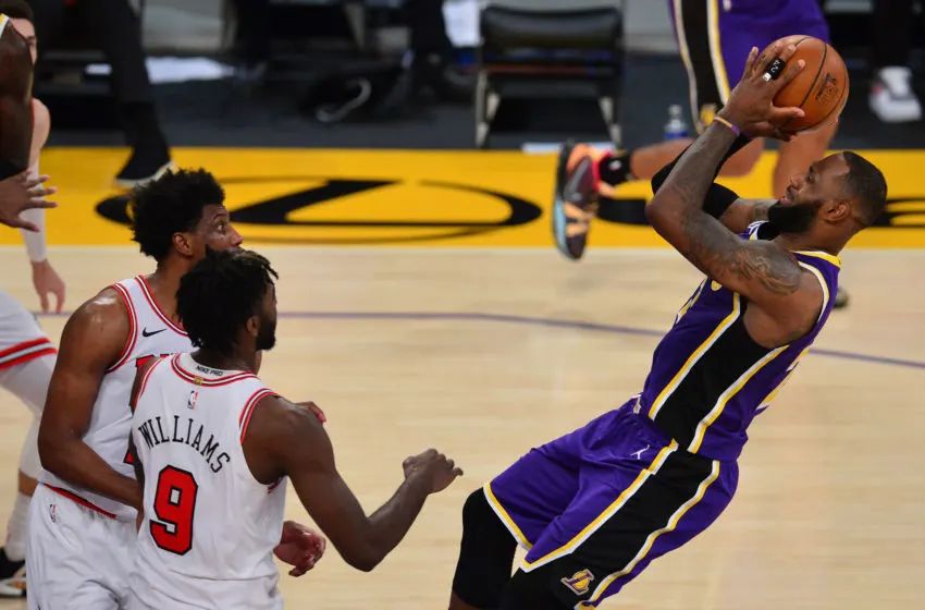 詹姆斯后仰投球