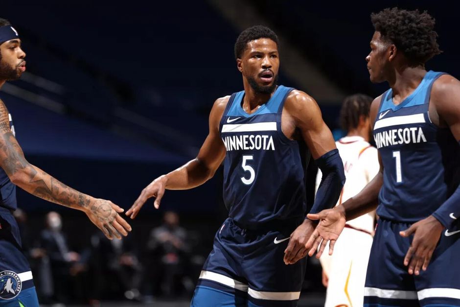 2020-21赛季常规赛火热进行，森林狼客场迎战雷霆，全场比赛双方比分胶着，最终森林狼凭借拉塞尔的绝杀险胜雷霆止住连败颓势。