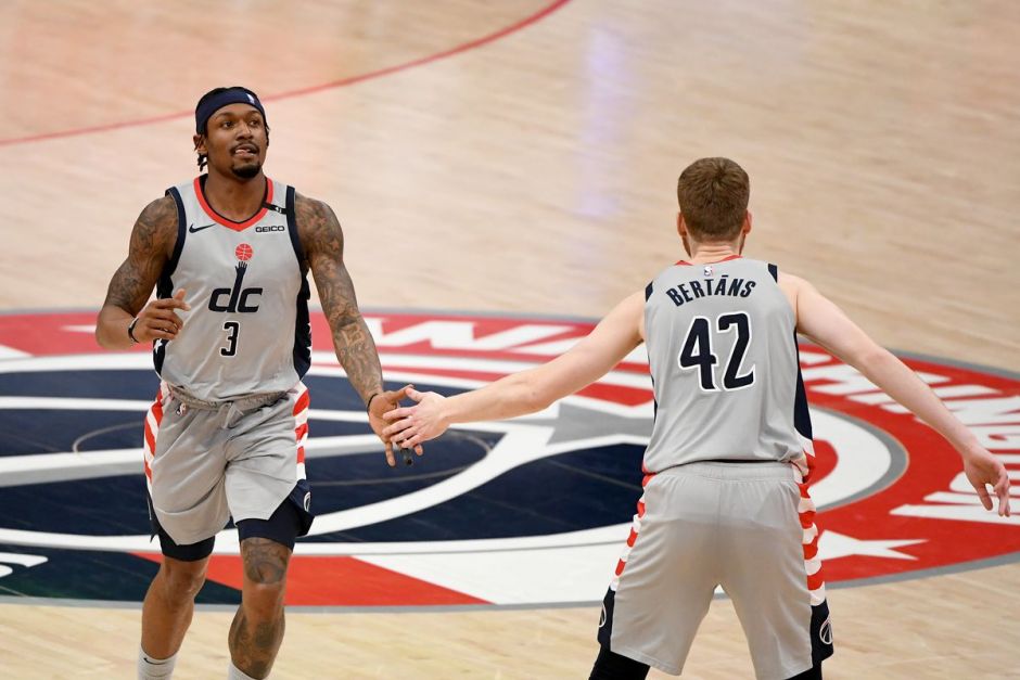 比尔和贝尔坦斯击掌