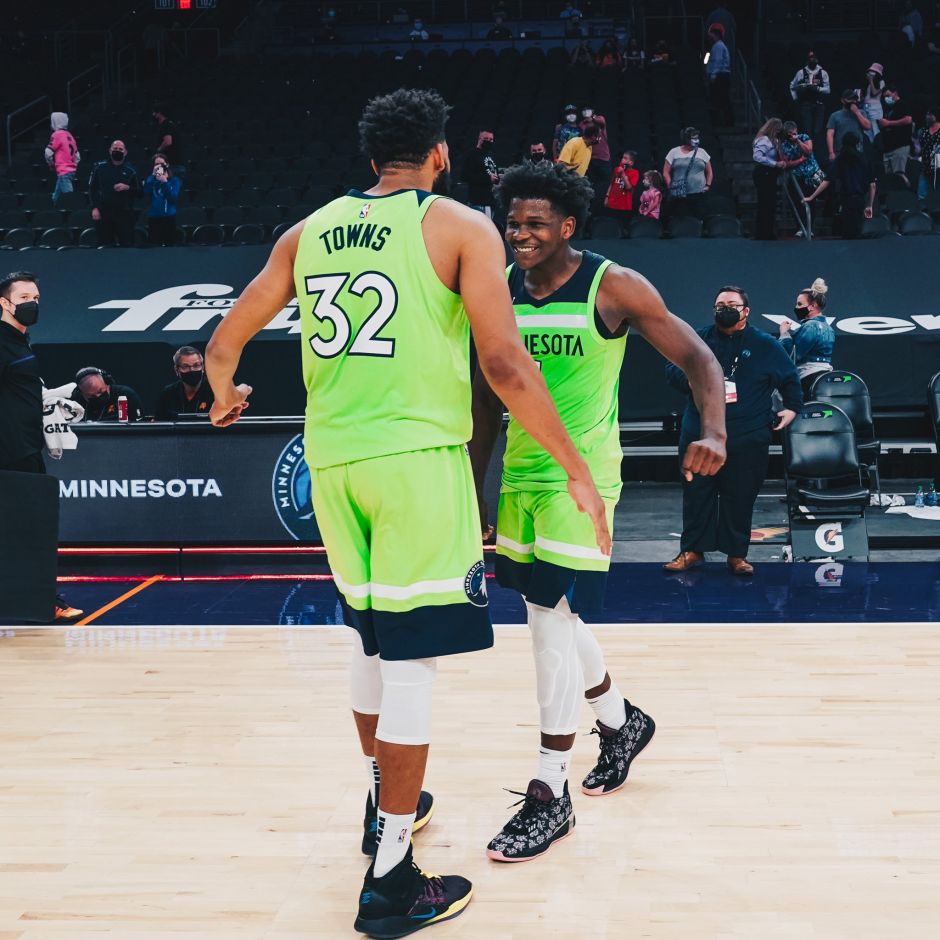 唐斯和爱德华兹庆祝