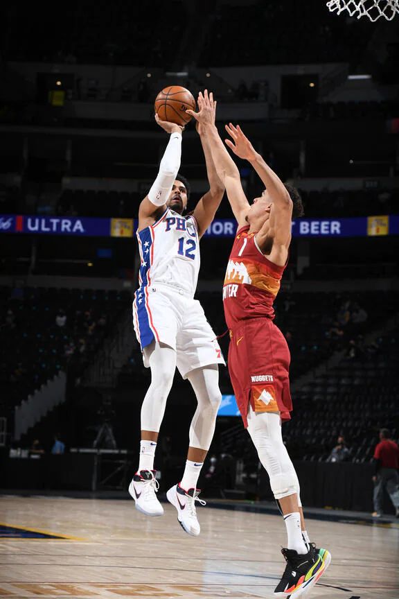 24直播网3月31日讯，今日掘金坐镇主场迎来76人队的挑战。最终，掘金主场104-95击败76人队，迎来三连胜。