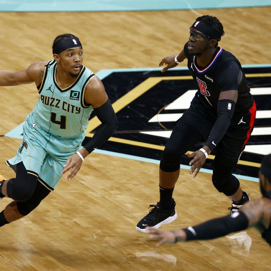 北京时间5月14日，2020-2021赛季NBA常规赛精彩图片：快船客场113-90战胜黄蜂，乔治砍下20分10篮板6助攻的数据帮助快船客场取胜。