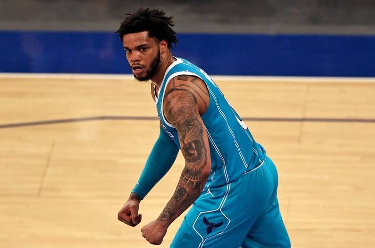 北京时间5月16日，2020-2021赛季NBA常规赛精彩图片：黄蜂客场109-118不敌尼克斯，兰德尔砍下全场最高的33分外加10篮板13助攻的三双数据。