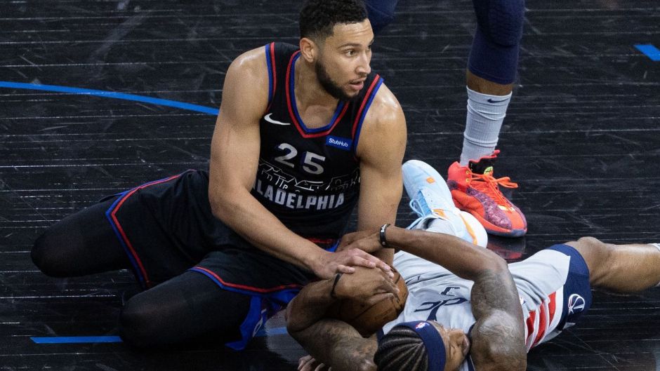 比尔、西蒙斯倒地争抢球