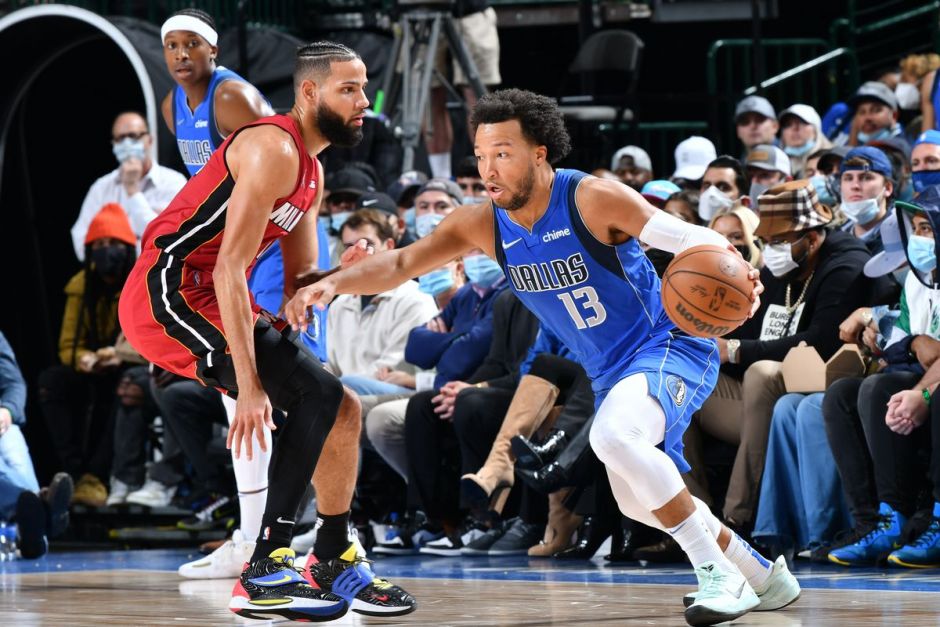 北京时间11月3日，2021-2022赛季NBA常规赛精彩图片，热火125-110战胜独行侠。希罗砍下25分，东契奇砍下全场最高的33分遗憾落败。目前热火取得6胜1负的战绩排在东部第一的位置。