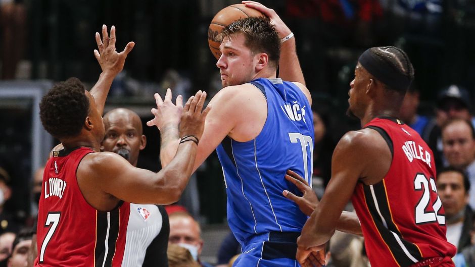 东契奇遇到包夹