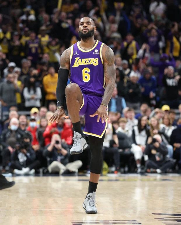 詹姆斯霸王步庆祝