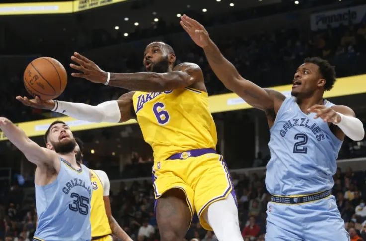 詹姆斯持球上篮