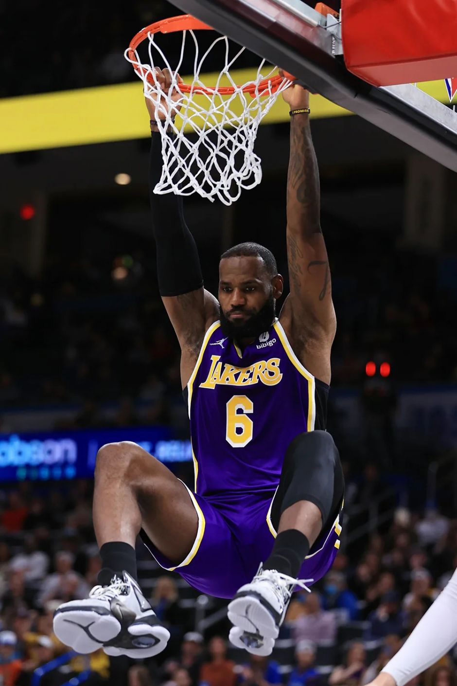 詹姆斯双手挂扣