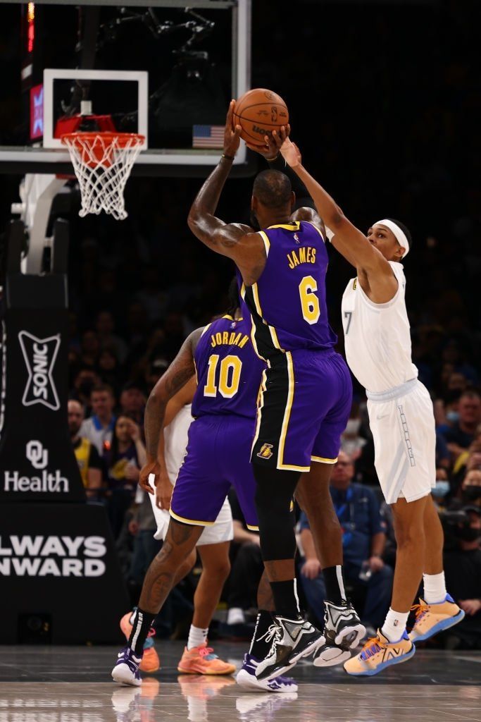 詹姆斯迎着防守投篮