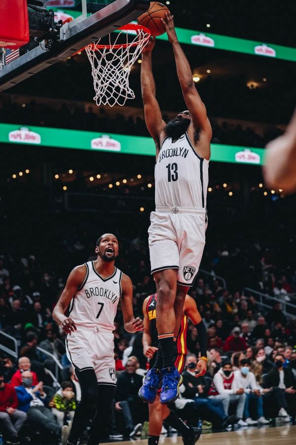 2021-2022赛季NBA常规赛继续进行中，篮网客场挑战老鹰，最终篮网以113-105击败老鹰。