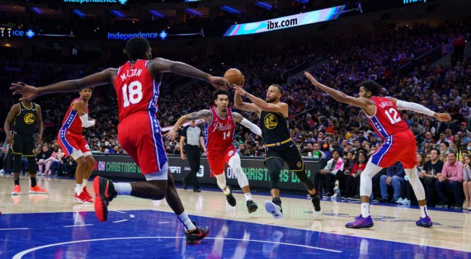 库里突破面对包夹分球