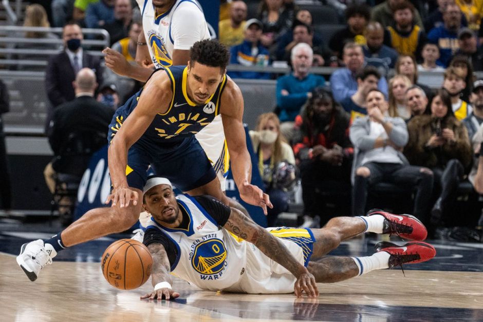 佩顿争抢地板球