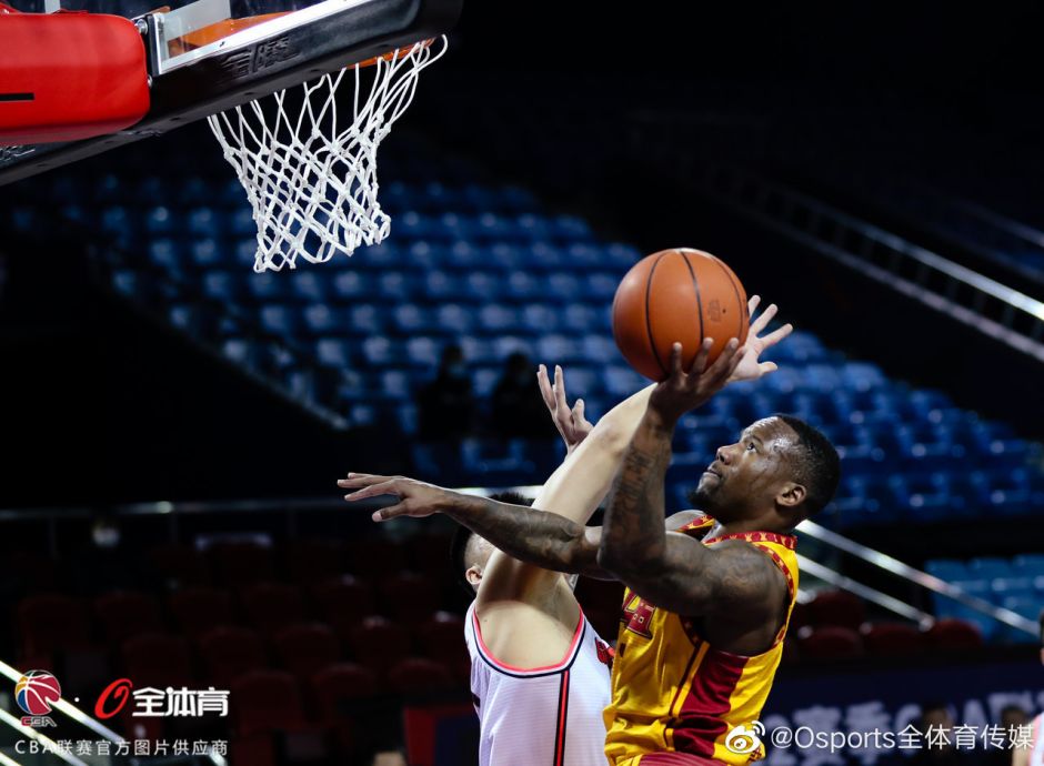 费尔德强行上篮