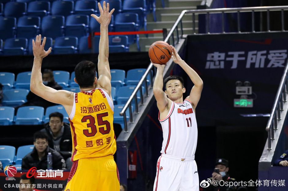 周鹏迎防守投篮