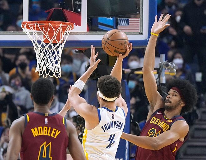 汤普森持球上篮