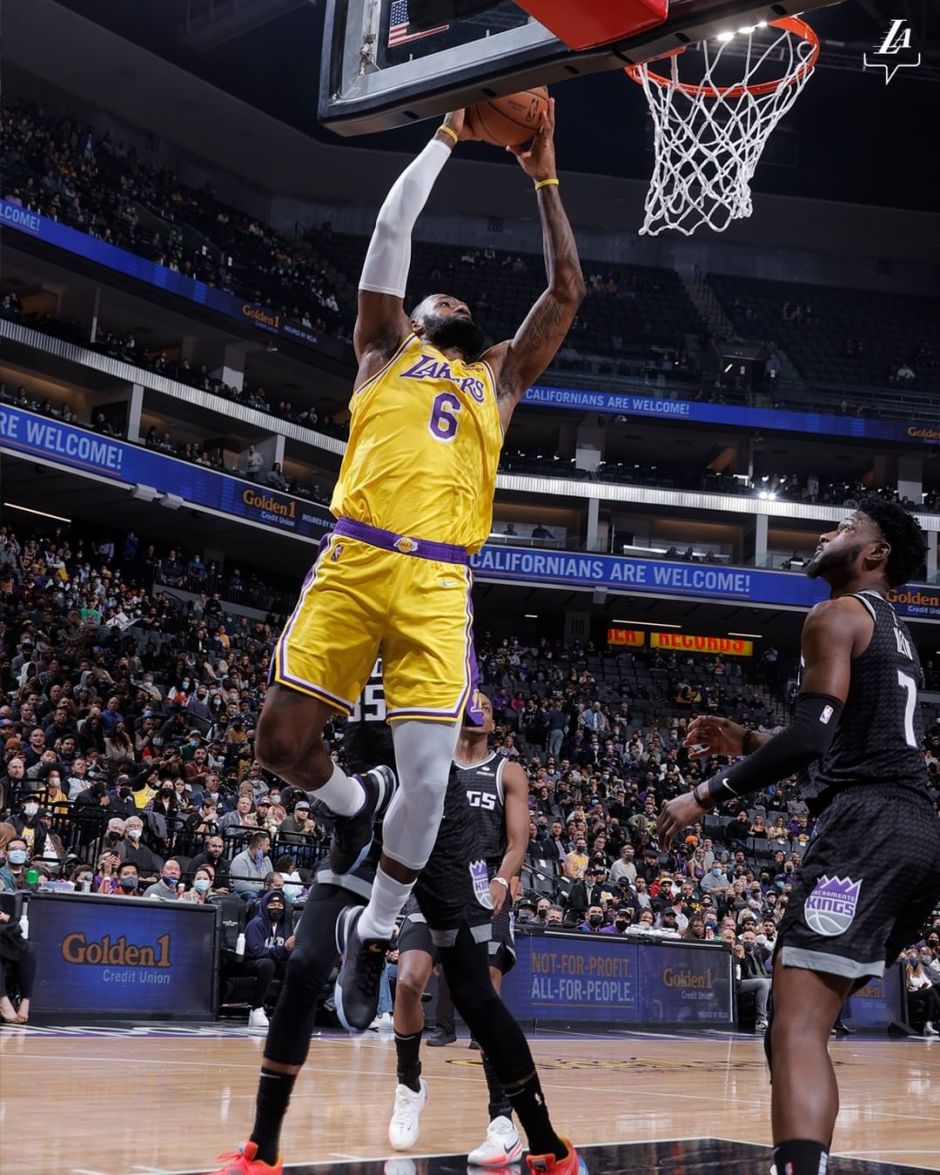 詹姆斯飞身暴扣