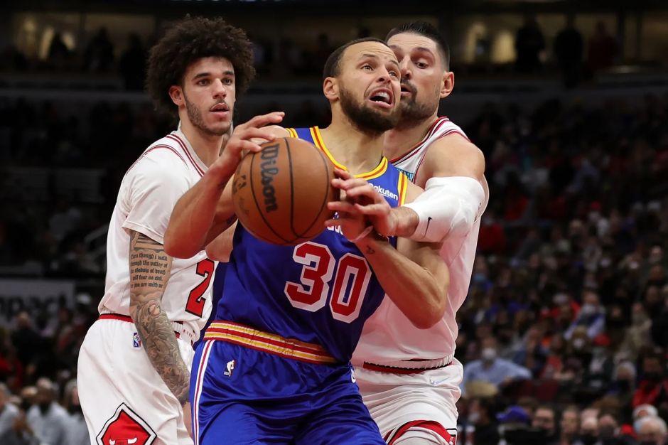 库里上篮遭遇对手犯规