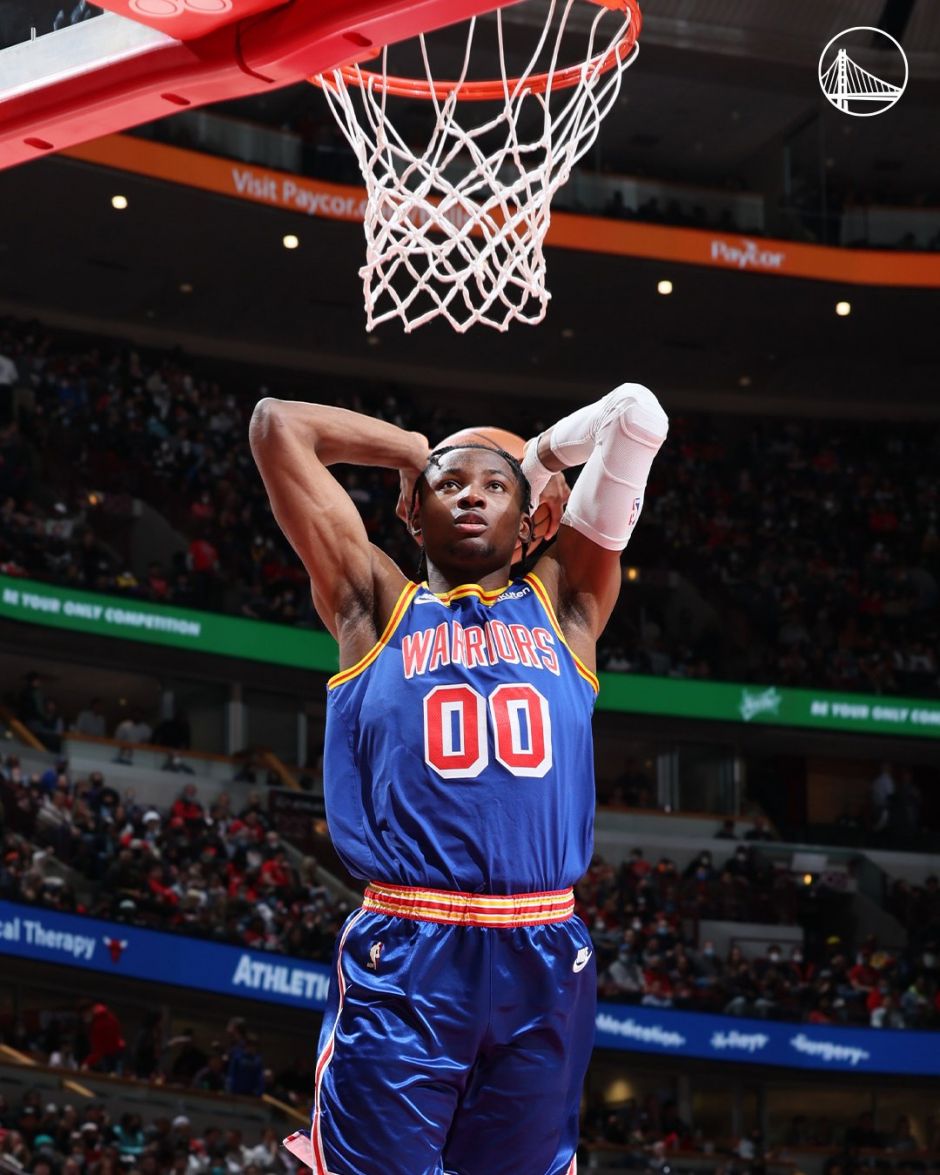 库明加双手暴扣