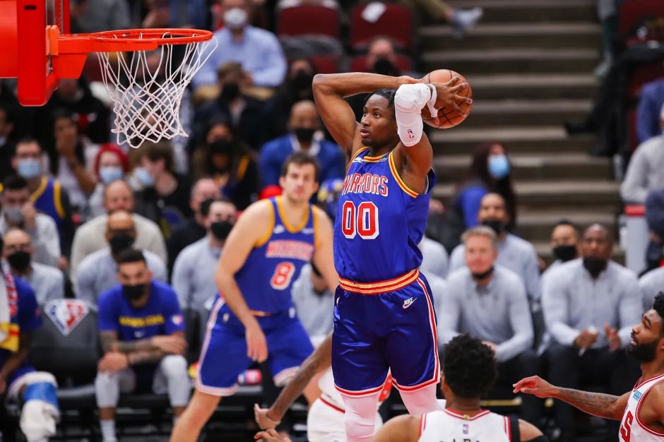 库明加双手暴扣