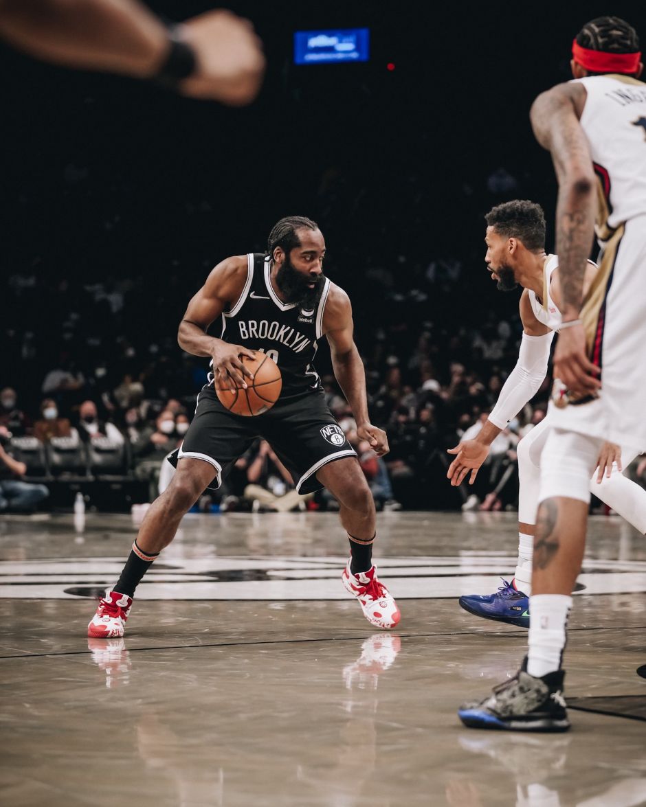 哈登持球寻找机会