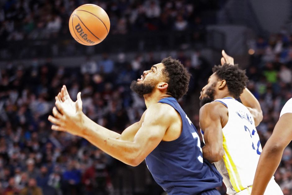 唐斯和维金斯争抢球权