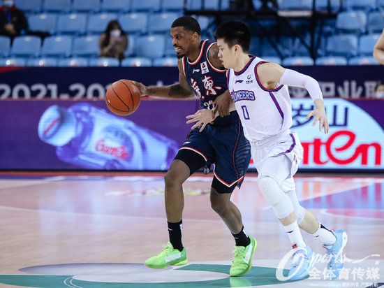 莱多持球过前场