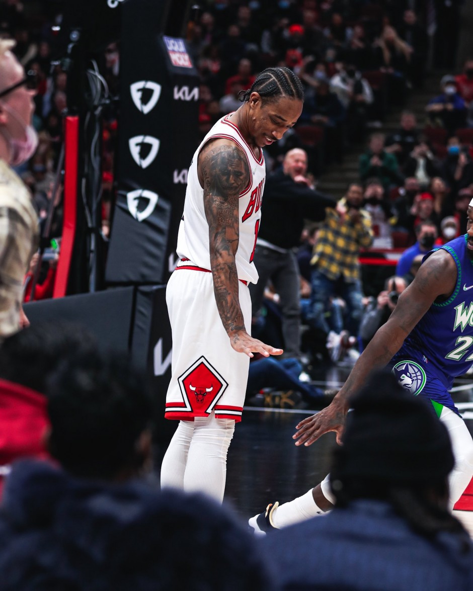 2021-2022赛季NBA常规赛，公牛以134-122战胜森林狼，凭借最后一节的攻势取胜。德罗赞拿下35分6篮板6助攻的高效表现。