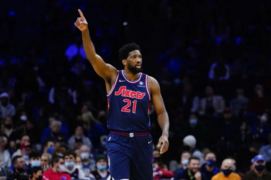 2021-2022赛季NBA常规赛，76人以100-87战胜雷霆。恩比德拿下25分19篮板4助攻5盖帽的全能数据，期待他与哈登的合作。