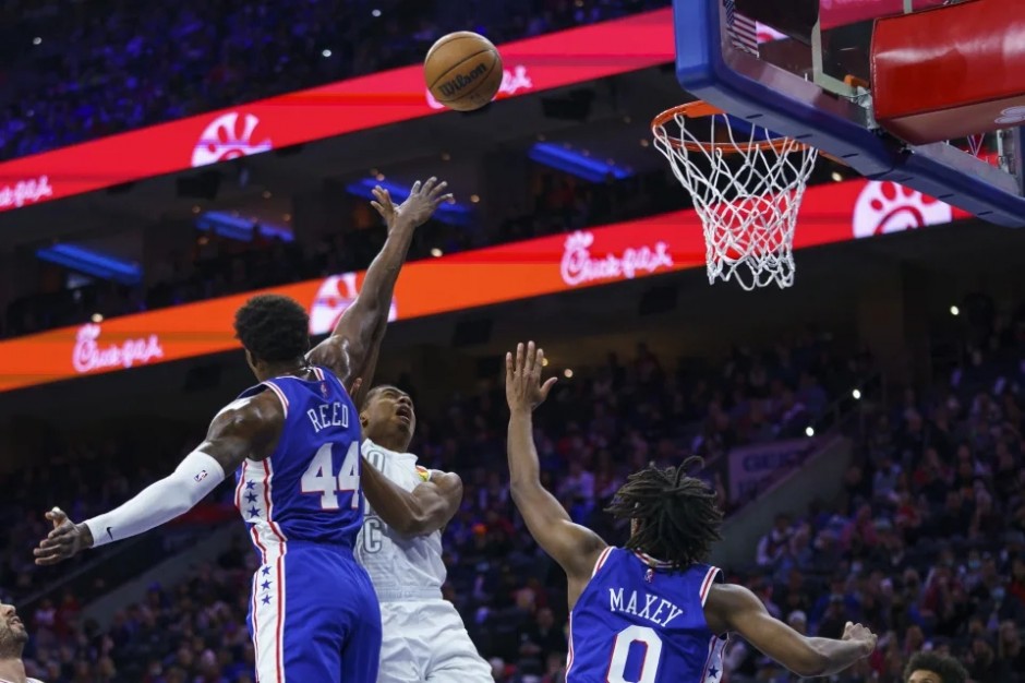 里德干扰对手上篮