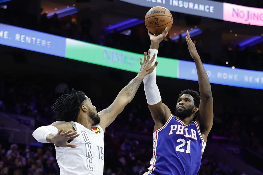 恩比德迎防守跳投