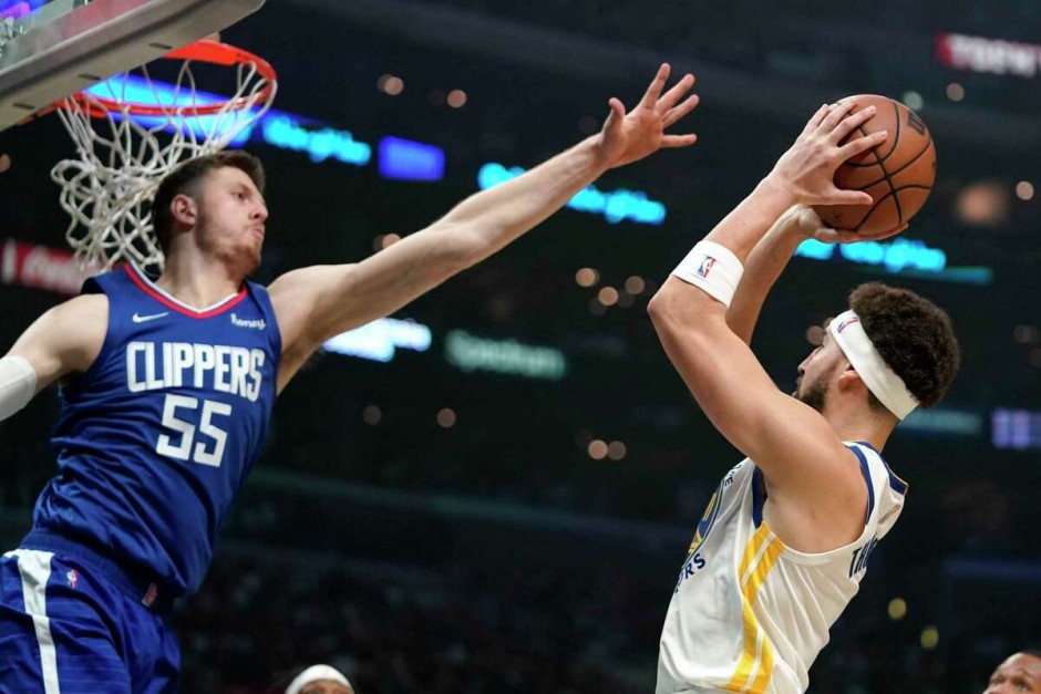 汤普森迎着防守投篮