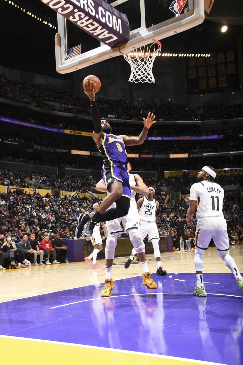 詹姆斯反手上篮