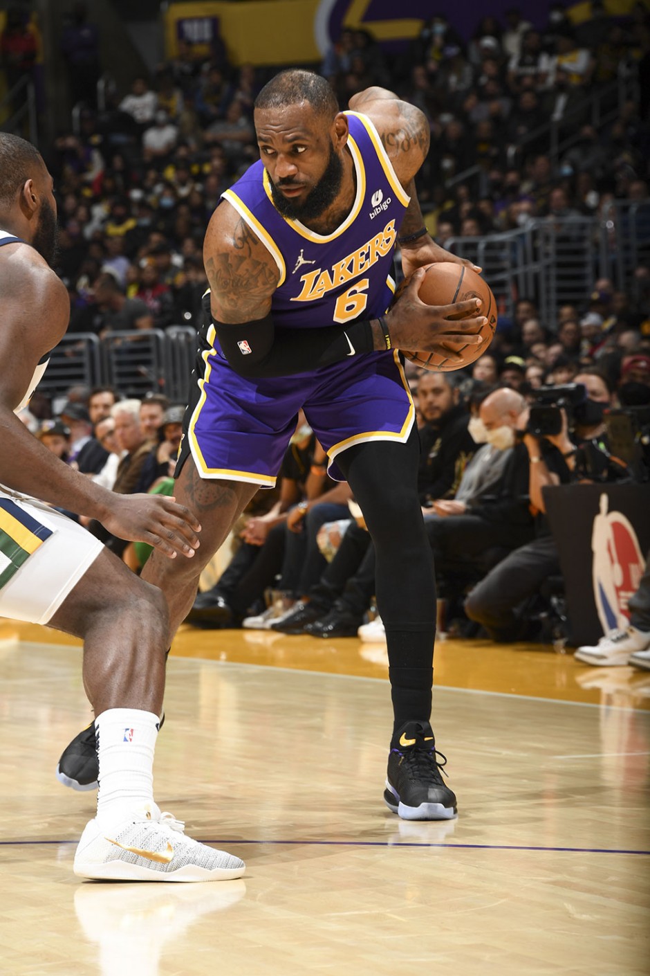 詹姆斯面框持球