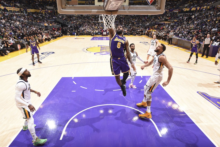 詹姆斯单手劈扣