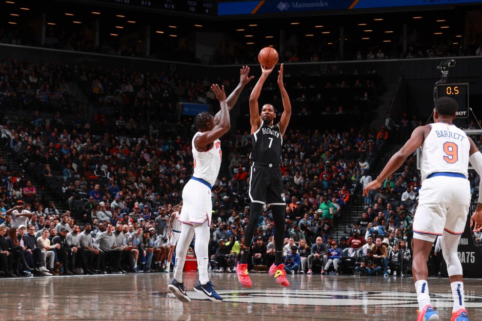 杜兰特迎着兰德尔跳投