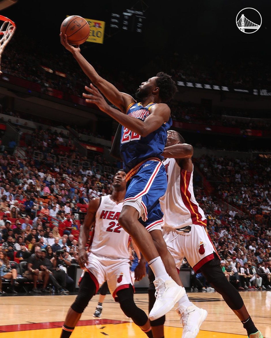 威金斯突破上篮