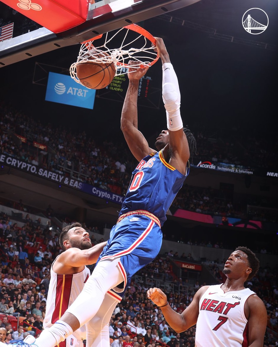 库明加双手暴扣