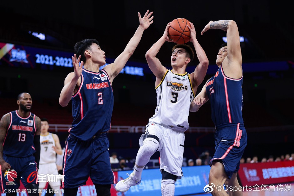 郭艾伦高难度跳投