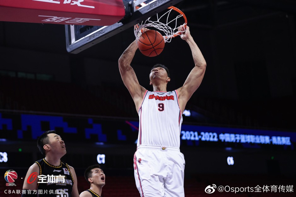 易建联扣篮