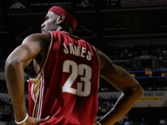 “菜鸟时期”的詹姆斯超越“魔术师”约翰逊纪录，砍分如家常便饭