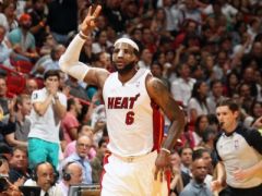 热火生涯最后一季，詹姆斯暴砍61分，增重后依旧是得分机器