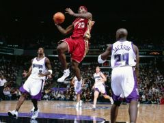 出顾茅庐的詹姆斯就向球迷证明自己，首秀轰25+6+9+4断