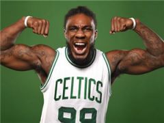 杰·克劳德三分球8投6中 创季后赛生涯新高