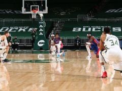 雄鹿队和活塞队在比赛开场时下跪表达不满