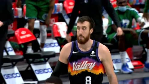 【NBA集锦】专治花里胡哨！摩尔抢断送长传卡明斯基飞身挂筐不犹豫