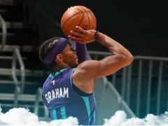 NBA常规赛：黄蜂力克雄鹿，海沃德联手三球合砍54分！