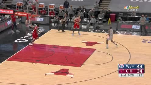 【NBA集锦】高难度抄截 比尔抢断反击暴扣一条龙