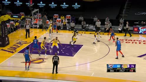 【NBA集锦】好快的突破速度！库兹马双手大力灌篮猝不及防