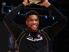 恭喜：字母哥16投16中砍下35分7篮板，荣膺全明星MVP！